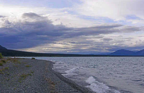 Wolken en golven in de Twilght — Stockfoto