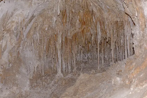 Estalactites e Colunas numa Caverna — Fotografia de Stock