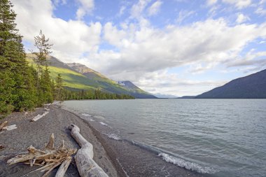Akşam ışığı bir dağ Gölü üzerinde