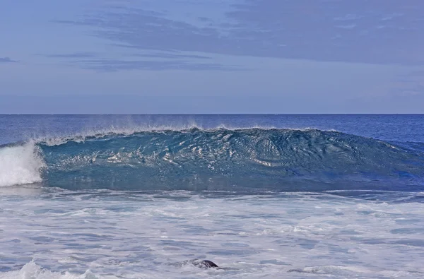 Cresting Wave op een tropische oceaan — Stockfoto