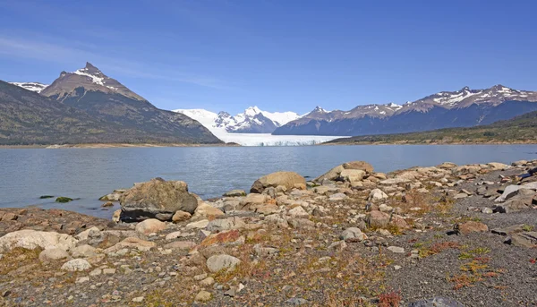 Plaine glaciaire, lac, glacier et montagnes — Photo