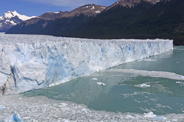 Eğik bir Alp Buzulu görünümünü