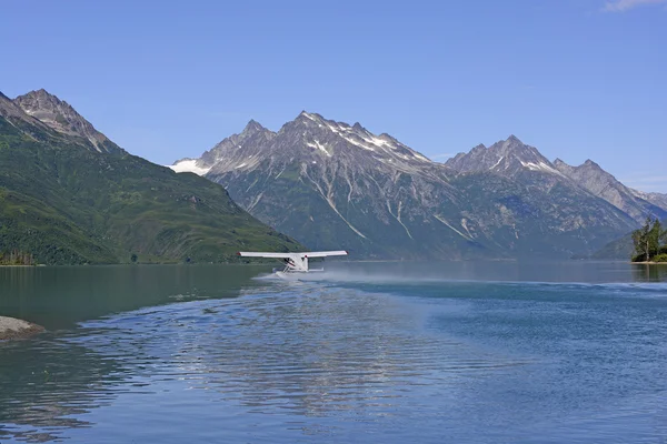 Décollage d'un hydravion d'un lac éloigné — Photo