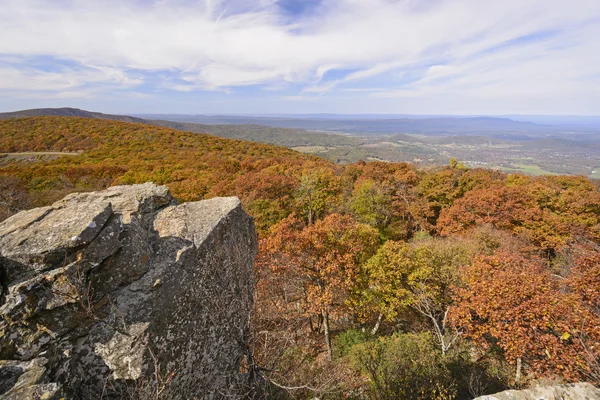 Colores de otoño de un afloramiento de montaña — Foto de Stock