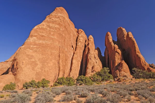 Red Rock ploutve dosah pro nebe — Stock fotografie