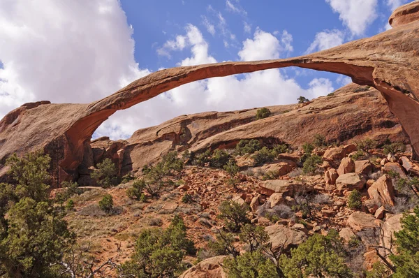 Arc de grès atteignant à travers le ciel — Photo