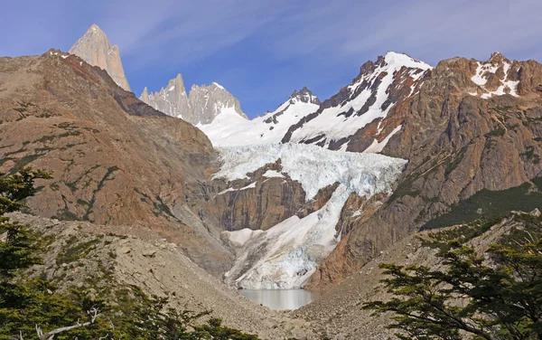 Geleiras e picos em um vale remoto de montanha — Fotografia de Stock