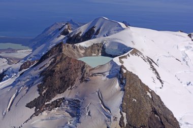Aktif bir yanardağ gölde Caldera