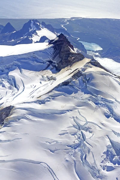 Picos irregulares y hielo —  Fotos de Stock