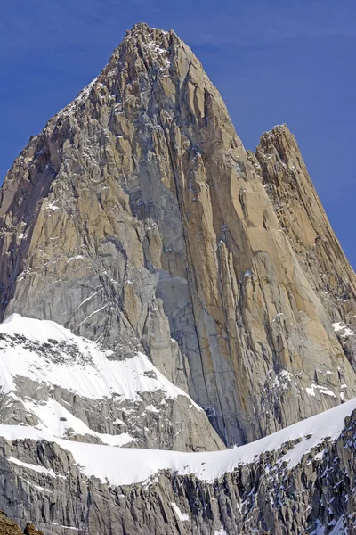 Gökyüzünde çıplak kaya Pinnacle — Stok fotoğraf