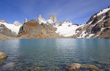 Majestic tepeler üzerinde bir dağ gölü