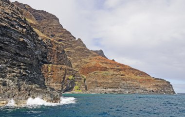 Bir tropik adada dramatik kayalıklarla