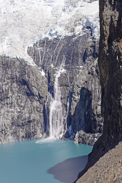 Caduta di ghiaccio in un lago glaciale — Foto Stock