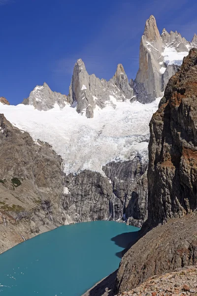 Ледниковое озеро под парящими вершинами — стоковое фото