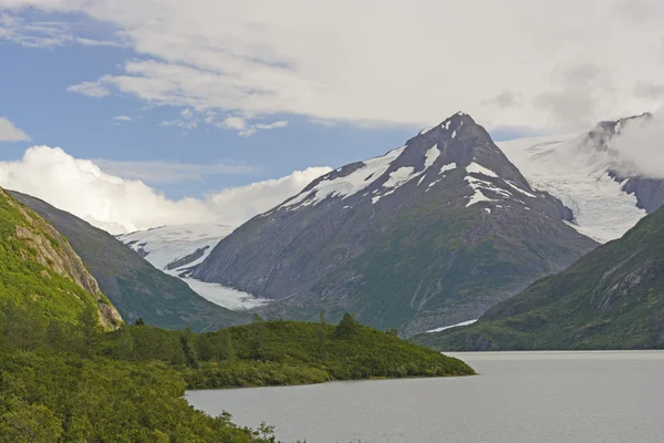 Bergen och glaciärerna i en avlägsen dal — Stockfoto