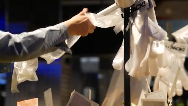 Shoppare sliter av polyetenpåsen i snabbköpet. Plast och miljö — Stockvideo