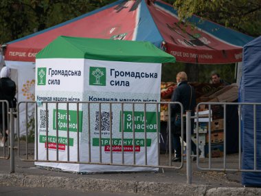 Dnipro, Ukrayna - 23 Ekim 2020: Yerel milletvekilleri seçimlerinden önce şehir sokaklarında kampanya küpleri. Oylama arifesinde Hromadska Sila Zagida Krasnova 'nın reklamı