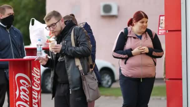 Mladí lidé kupují shawarma a další fast food v pouličním kiosku. Guy a dívka — Stock video