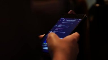 Telegramlı kuryeyle akıllı telefon tutan bir kadın. Yarı zamanlı iş bulmak