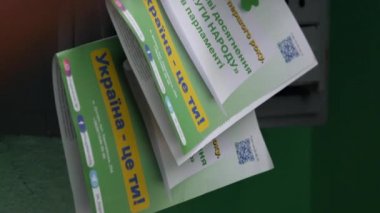 Milletvekili seçimleri arifesinde konut binalarındaki posta kutularında broşürler