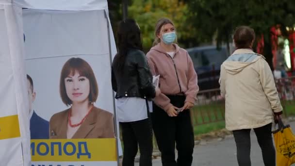 Les agitateurs distribuent des tracts aux cubes de campagne avant les élections législatives. — Video