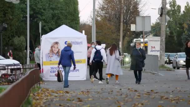 Gli agitatori distribuiscono volantini a cubi di campagna prima delle elezioni parlamentari. — Video Stock