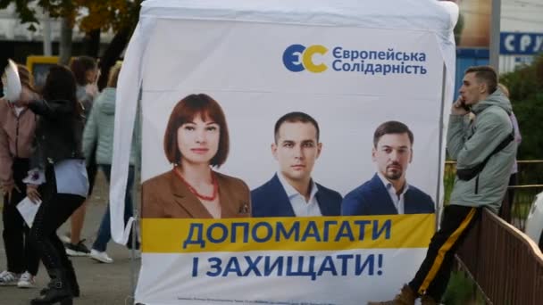 Agitators hand out leaflets at campaign cubes ahead of parliamentary elections. — Stock Video