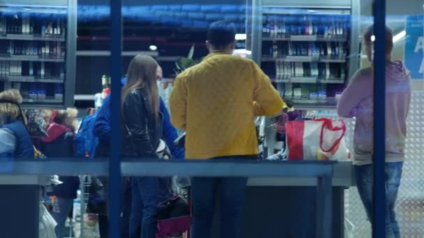 Os compradores pagam por mantimentos no supermercado no checkout. Escudo de caixa — Vídeo de Stock