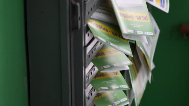 Folletos en buzones de correo en edificios residenciales en vísperas de las elecciones de diputados — Vídeos de Stock