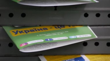 Milletvekili seçimleri arifesinde konut binalarındaki posta kutularında broşürler