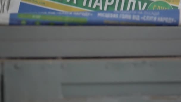 Листовки в почтовых ящиках в жилых домах накануне выборов депутатов — стоковое видео