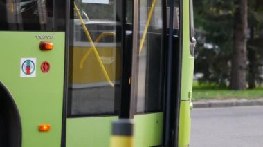 Otobüs bir toplu taşıma durağından kalkar. Yolcu Taşımacılığı. Büyük vo