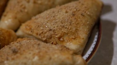 Taze hamur işleri tabakta. Masada sıcak bir nefes tabağı var..