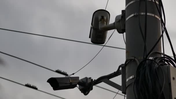 Bezpečnostní kamera na pouličním sloupu. Kamera CCTV na betonovém elektrickém sloupu — Stock video