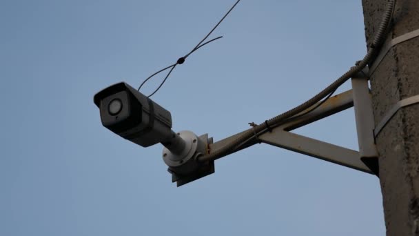 Surveillance camera on a street pole. CCTV camera on a concrete electric pole — Stock Video