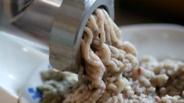 Elektrikli et öğütücüsünde kıyma balığı pişirmek. Balık işleme