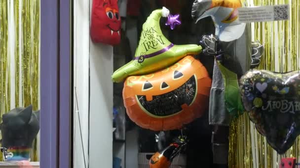 Showcase s balónky a další halloweenské vybavení. Nafukovací dýně — Stock video