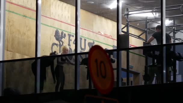 Jonge vrouwen doen samen met de trainer push-ups en bounces in de sportclub — Stockvideo