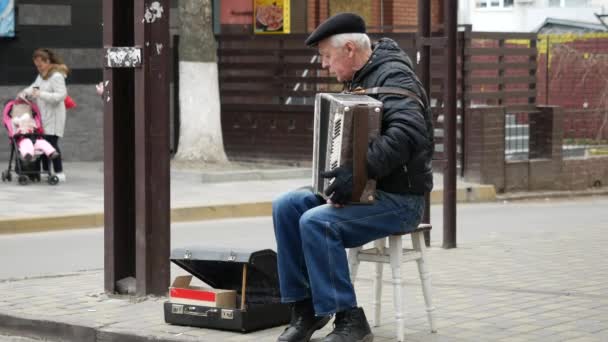 Un musicien de rue joue de l'accordéon. Vieillesse basker virtuose accordéon joueur — Video