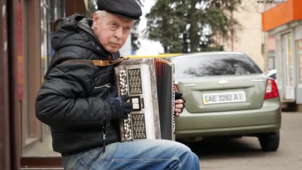 Uliczny muzyk gra na akordeonie. Starszy basker wirtuoz akordeon — Wideo stockowe