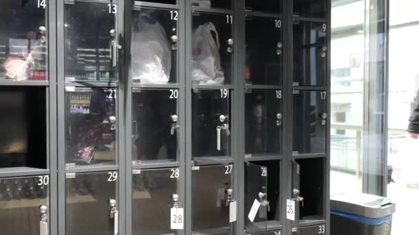 Lockers voor shoppers in supermarkt. Winkelen tijdens Covid-19 pandemie — Stockvideo