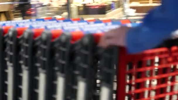 Skříňky pro nakupující v supermarketu. Nakupování během pandemie Covid-19 — Stock video