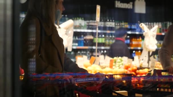 슈퍼마켓에서 쇼핑하는 사람들. 코로나 바이러스 대유행의 세 번째 물결 — 비디오