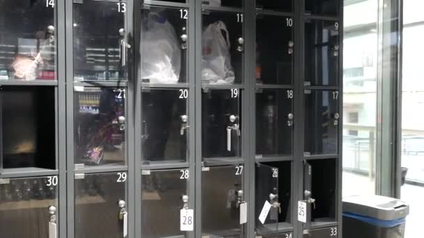 Ντουλάπια με ένα άδειο χρηματοκιβώτιο στο σούπερ μάρκετ. Μεταλλικά ερμάρια — Αρχείο Βίντεο