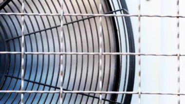 Deponun duvarında endüstriyel soğutma ünitesi var. Klima