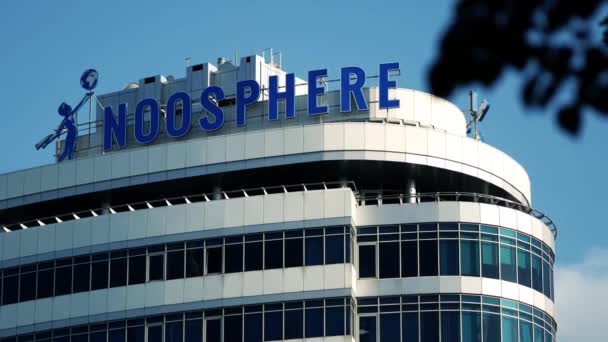 Noosphere skylt på höghus kontorsbyggnad. Noosphere är en grupp av projekt — Stockvideo