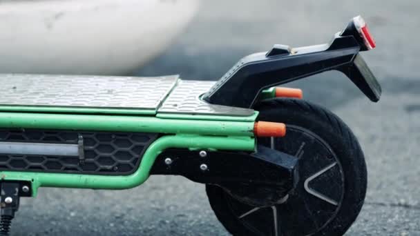 Kiwi scooter listo para alquilar por minuto se encuentra en la calle. Kiwiride cuota sin muelle — Vídeos de Stock