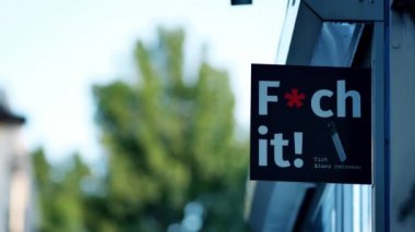 Fich 'in reklamı! Elektronik sigaralar. Tütün büfesinde reklam tabelası