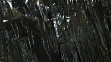 Siyah plastik ambalaj. Polietilen çanta. Buruşmuş vinil. Koyu renk film paketi