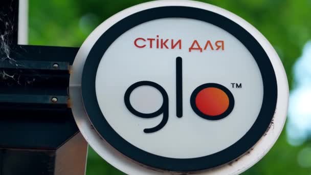 Reclame voor elektronische GLO-sigaretten. Promotiebord bij een tabakskiosk — Stockvideo